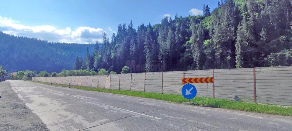 Zid de sprijin pe DN 17 B, în localitatea Broșteni
