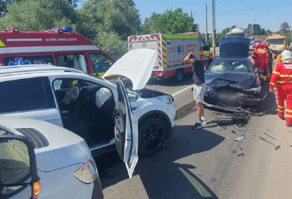 Un microbuz și două autoturisme, implicate într-un accident cu doi răniți