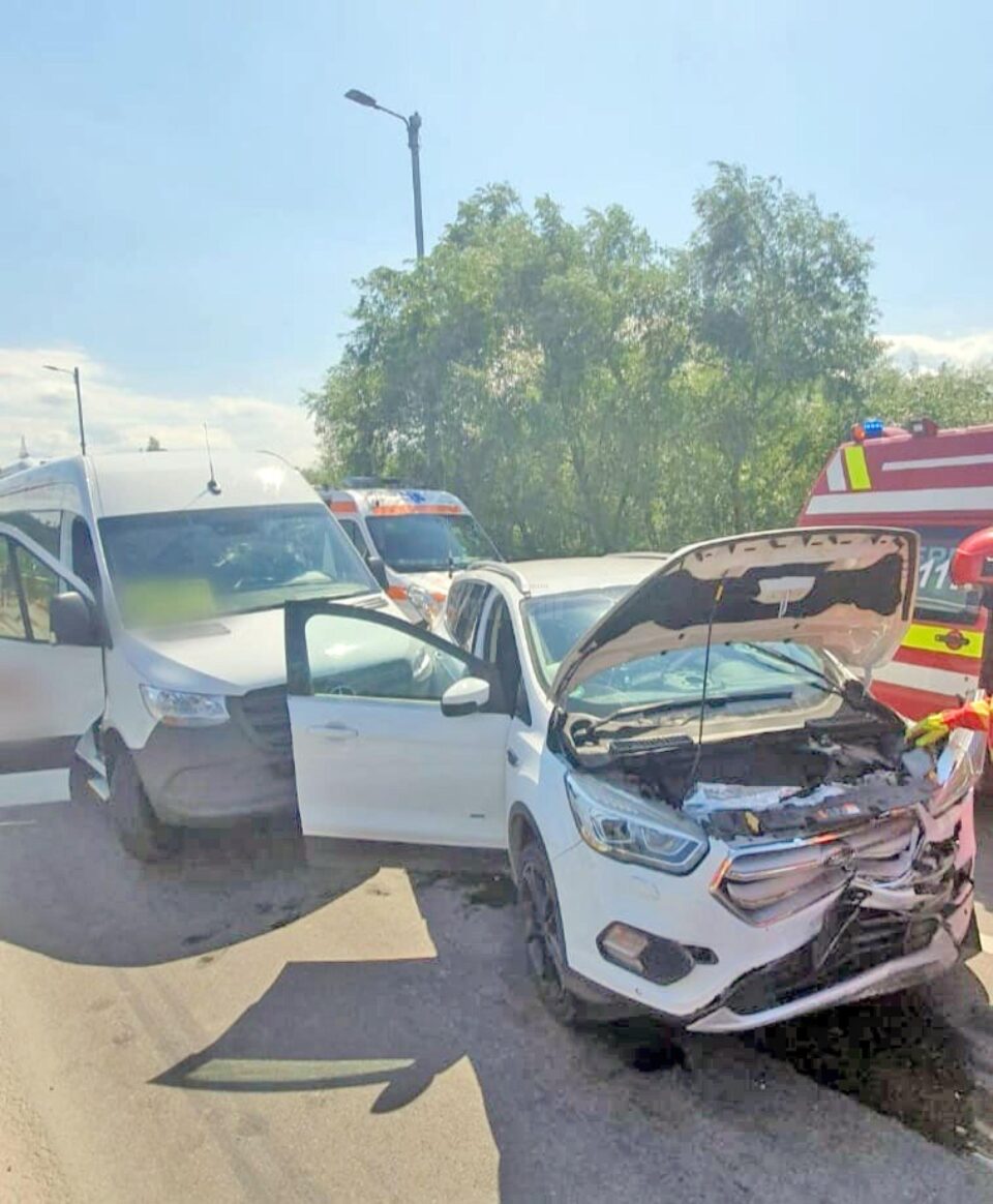 Un microbuz și două autoturisme, implicate într-un accident cu doi răniți