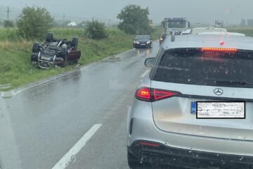 Doi adulți și trei copii, într-o mașină răsturnată pe E 85, în apropiere de Pătrăuți