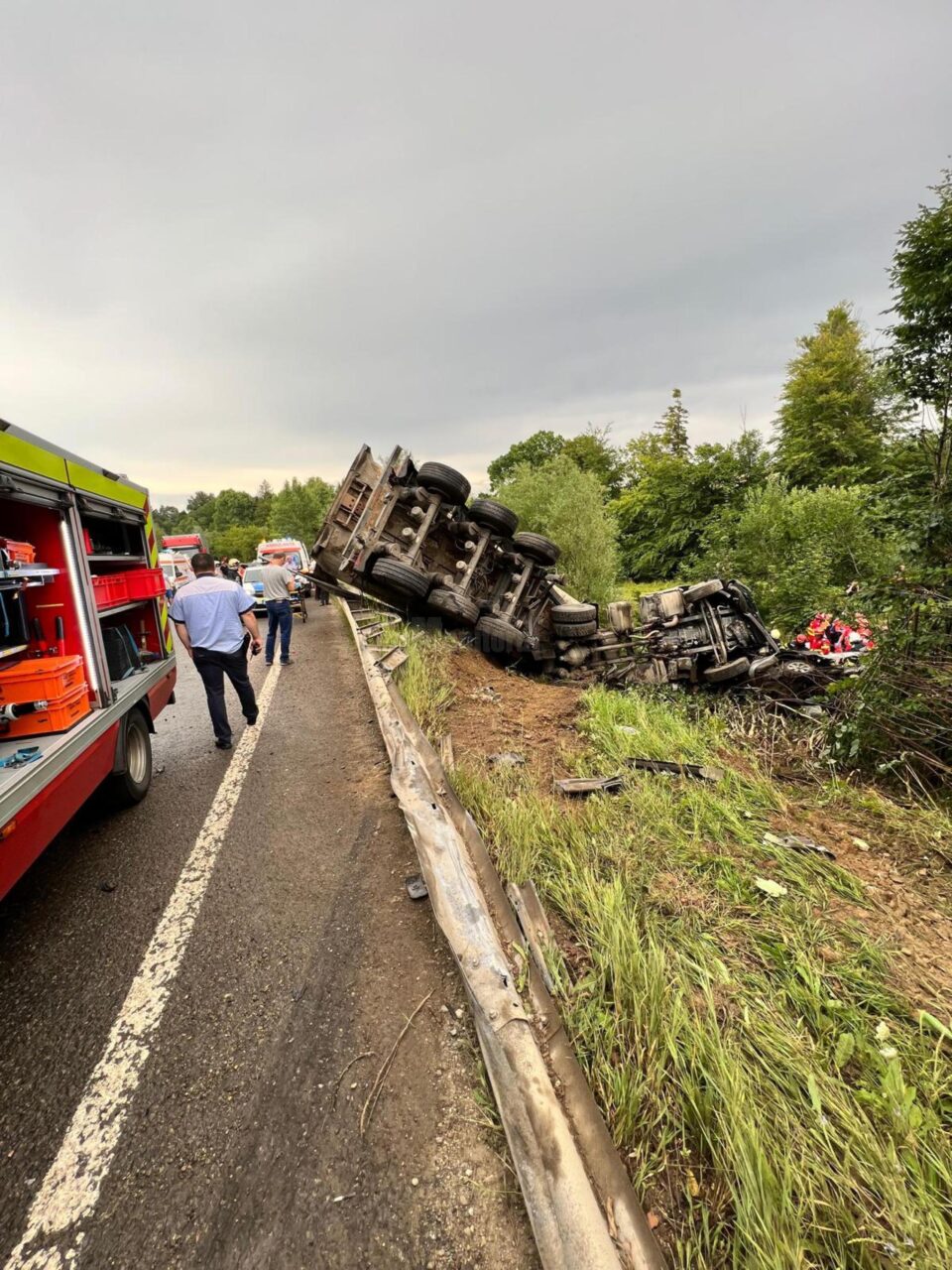 Tragedia cu doi morți și un tânăr în stare critică: Autoturismul ar fi intrat pe contrasens, în curbă, zdrobindu-se de autobasculantă