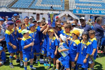 40 de copii de 10-12 ani, viitorul rugbiului din Gura Humorului și nu numai. Una din grupe a obținut locul I la o competiție națională