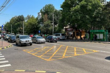 Marcajele rutiere din intersecții atenționează șoferii că acolo nu este permisă staționarea