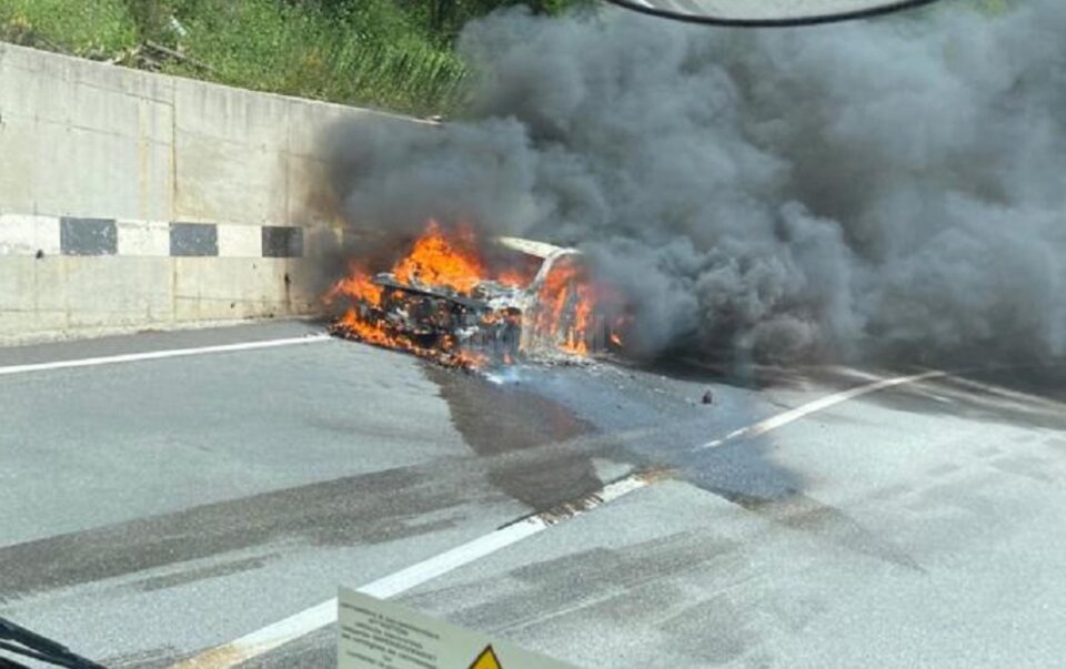 Un autoturism aflat în mers a luat foc, joi, pe drumul național care leagă Suceava de Ardeal, în Pasul Mestecăniș