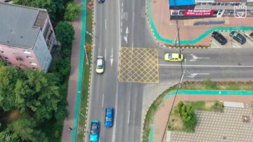 Marcajele rutiere din intersecții atenționează șoferii că acolo nu este permisă staționarea