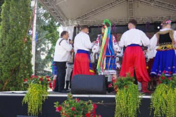 Gheorghe Flutur a cântat mai multe strigături compuse pe loc la hora din debutul Întâlnirilor Bucovinene
