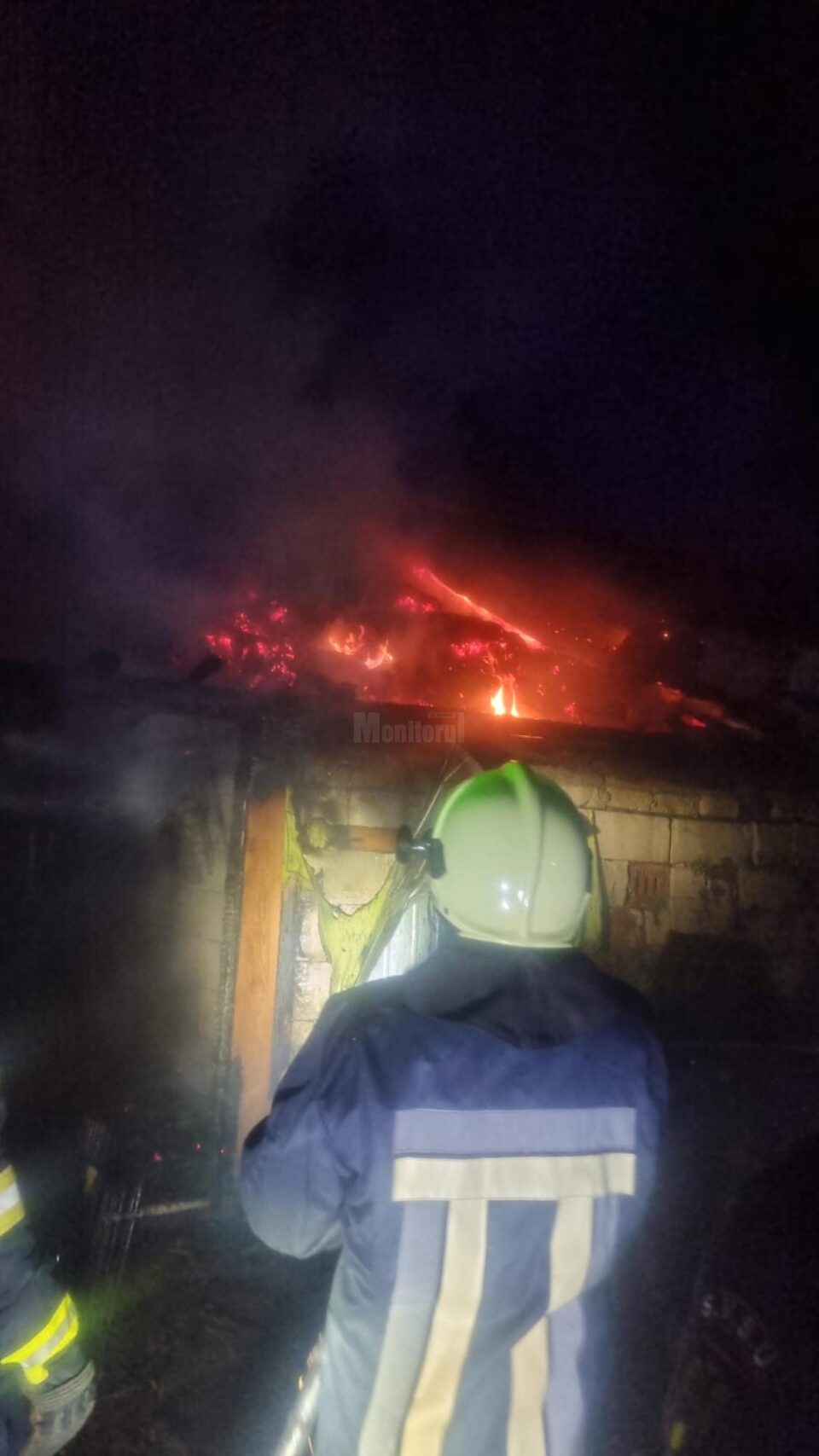 Opt mașini de pompieri pentru stingerea unui incendiu uriaș