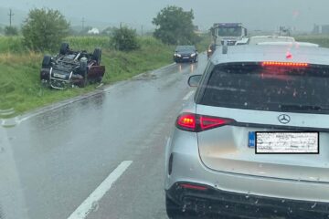 Doi adulți și trei copii, într-o mașină răsturnată pe E 85, în apropiere de Pătrăuți