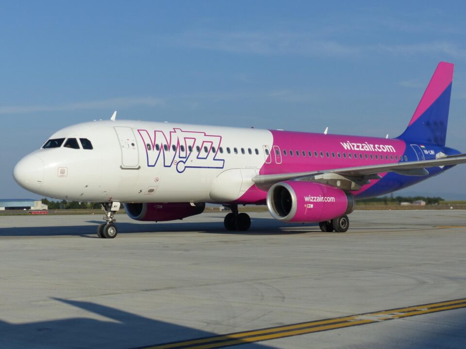 Zborul Wizzair W4 3607 de la Suceava la Milano Bergamo, care avea plecare sâmbătă, 22 iulie, de la ora 19.15, a ajuns pe pista de decolare abia duminică după-amiază