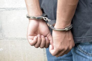 Un individ care a sechestrat-o și a violat-o de două ori pe fosta concubină a fost arestat