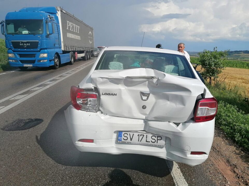 Autoturismul Dacia Logan care a fost tamponat din spate de tirul înmatriculat în Ucraina
