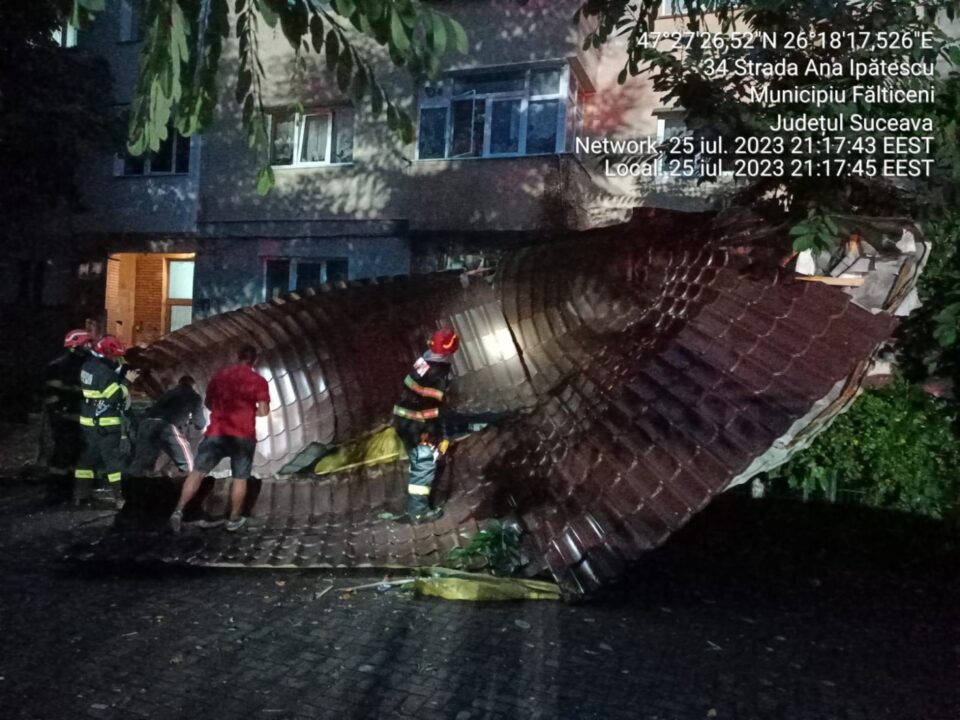 Furtuna a luat pe sus 5 metri pătrați din acoperișul unui bloc din Fălticeni FOTO FB Poliția Locală Fălticeni Furtuna a luat pe sus 5 metri pătrați din acoperișul unui bloc din Fălticeni FOTO FB Poliția Locală Fălticeni