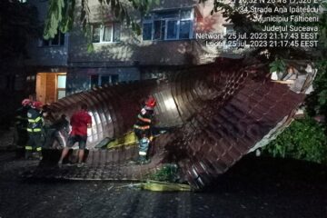 Furtuna a luat pe sus 5 metri pătrați din acoperișul unui bloc din Fălticeni FOTO FB Poliția Locală Fălticeni