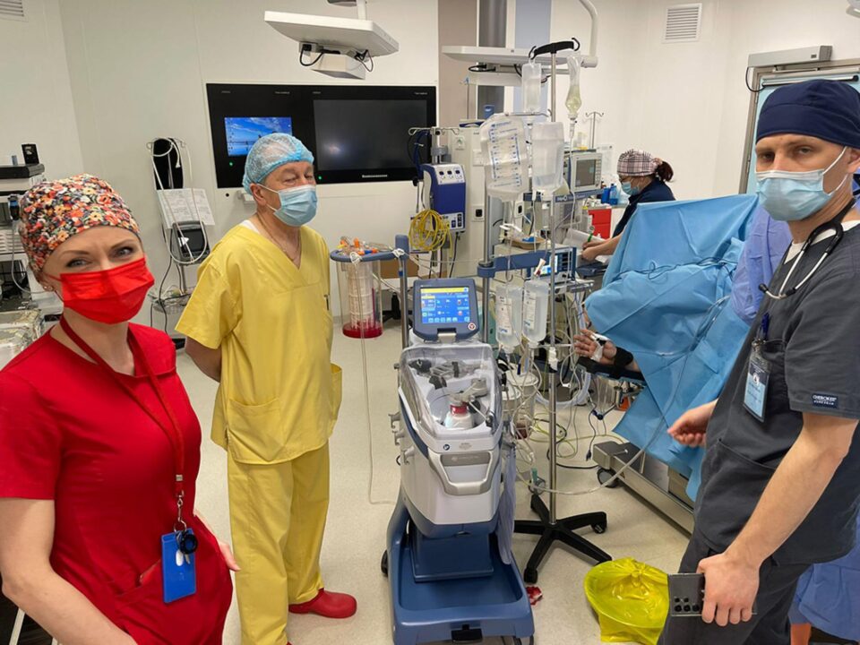 Primul pacient de 240 de kg operat de ortopezii de la Spitalul de Urgență Suceava a fost externat după 100 de zile și a plecat acasă pe picioarele lui Primul pacient de 240 de kg operat de ortopezii de la Spitalul de Urgență Suceava a fost externat după 100 de zile și a plecat acasă pe picioarele lui