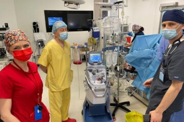 Primul pacient de 240 de kg operat de ortopezii de la Spitalul de Urgență Suceava a fost externat după 100 de zile și a plecat acasă pe picioarele lui