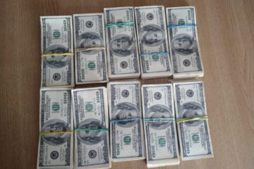 Un ucrainean a venit la Poliția de Frontieră cu un rucsac cu 390.000 de dolari. I-au fost confiscați