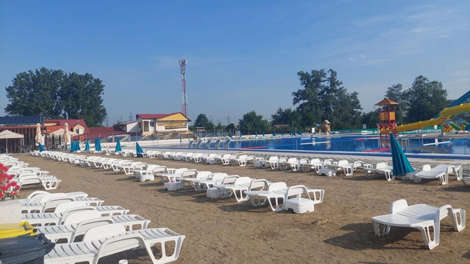 Ștrandul Municipal Suceava dimineața, înainte de ora deschiderii