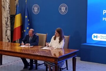 Vicepreședintele CJ Suceava Niculai Barbă a semnat un contract de 4,66 milioane de lei pentru digitalizarea a șapte școli speciale din județ