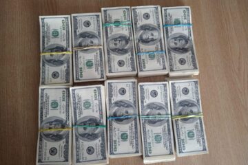 Un ucrainean a venit la Poliția de Frontieră cu un rucsac cu 390.000 de dolari. I-au fost confiscați