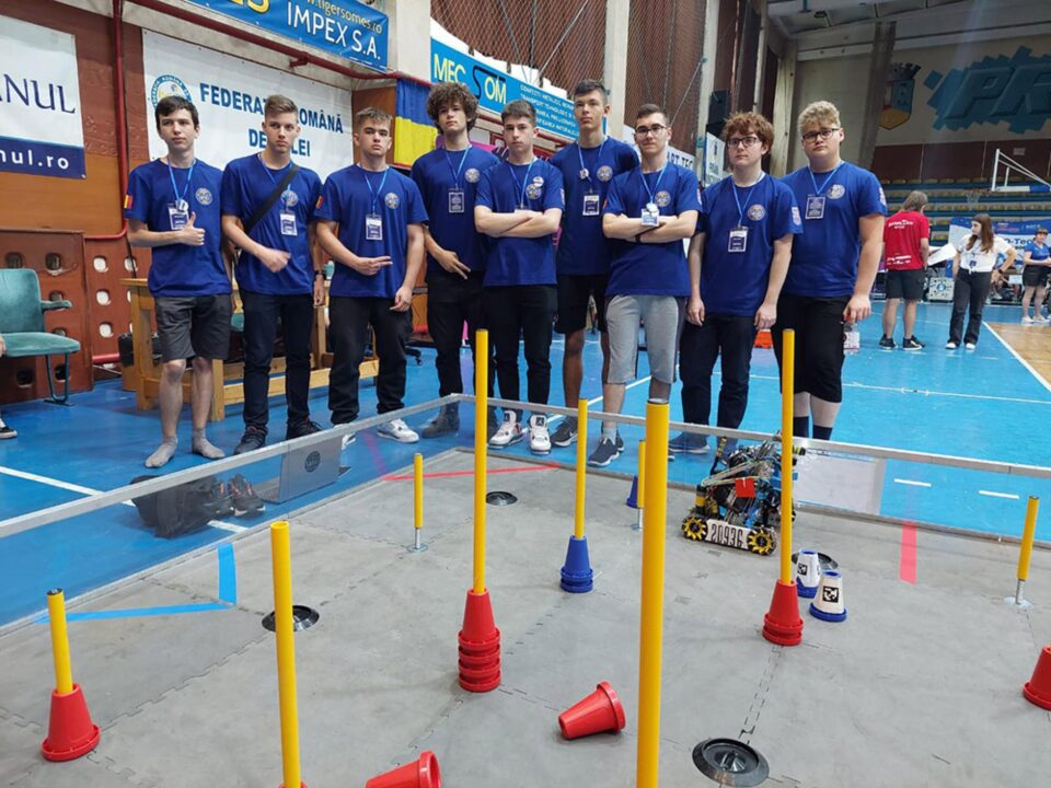 Robotul echipei sucevene “Royal Engineers”are un nume cât se poate de simplu și românesc – „Florin”, iar cifrele inscriționate pe el „20936” reprezintă codul lor internațional