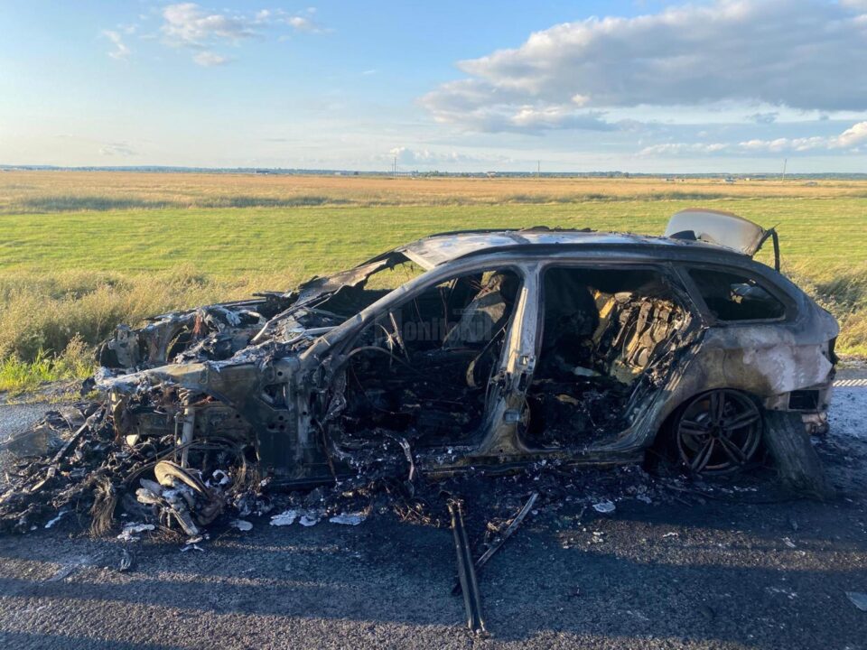 Autoturismul care a ars pe șoseaua de centură Rădăuți - un BMW seria 5, evaluat la 10.000 de euro
