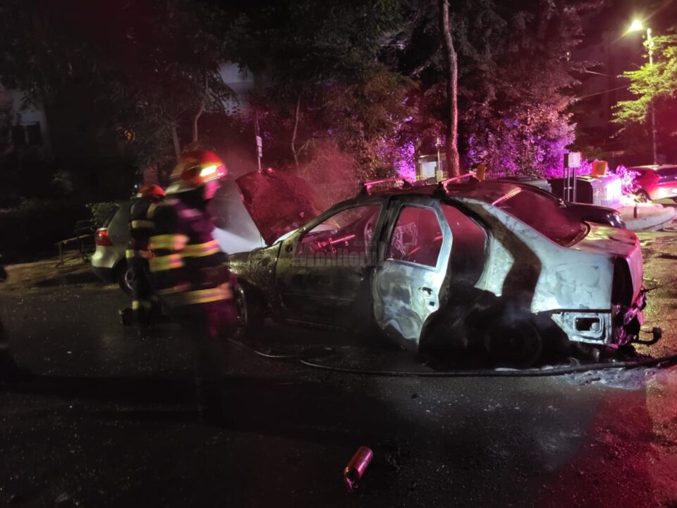 O mașină a luat foc în zona centrală a Sucevei
