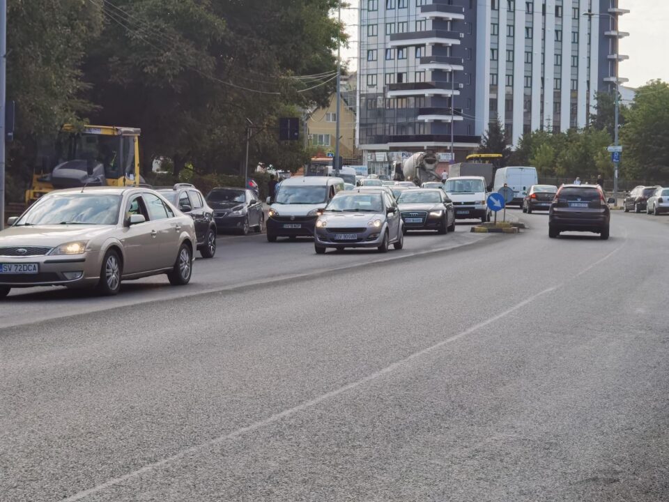 Lucrările de asfaltare a bulevardului principal, aproape finalizate până la sensul giratoriu de la Orizont