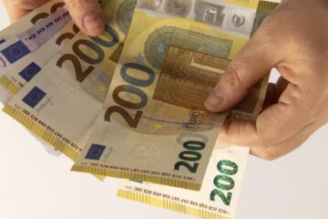 Cei doi indivizi trimiși în judecată i-au cerut unui localnic să le dea 50.000 de euro pentru a-i rezolva un dosar Foto fanatik.ro