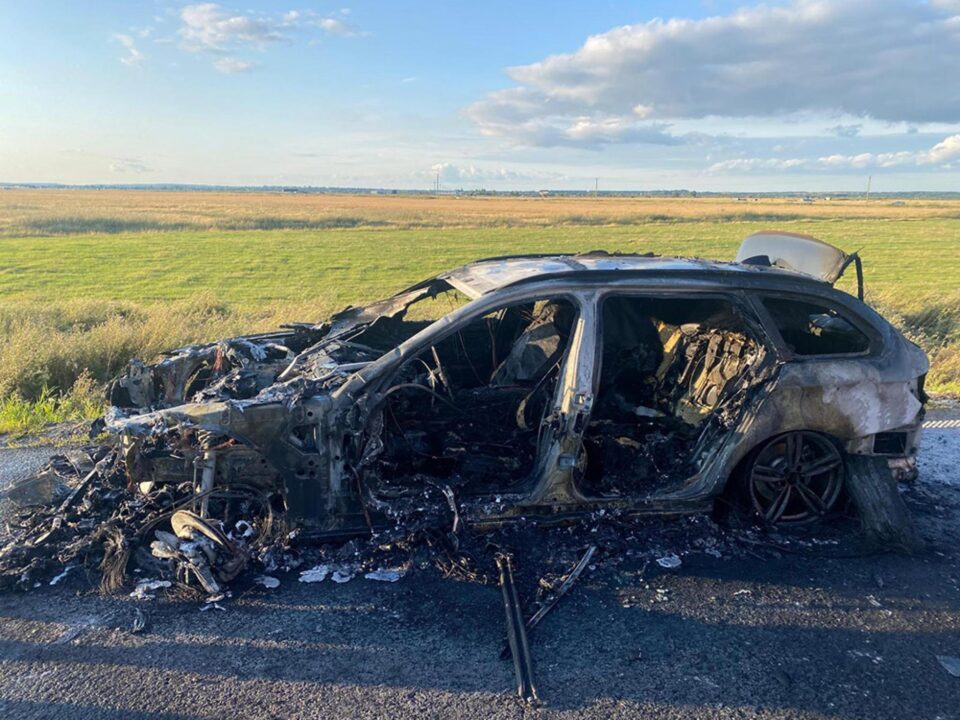 Autoturismul care a ars pe șoseaua de centură Rădăuți - un BMW seria 5, evaluat la 10.000 de euro Autoturismul care a ars pe șoseaua de centură Rădăuți - un BMW seria 5, evaluat la 10.000 de euro