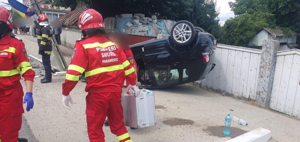 Mașina răsturnată la Dumbrăveni