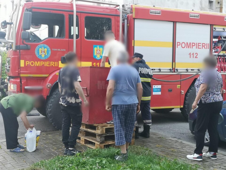 Pompierii militari suceveni răspund nevoilor cetățenilor din municipiul Câmpulung Moldovenesc și transportă apă menajeră, cu ajutorul autospecialelor
