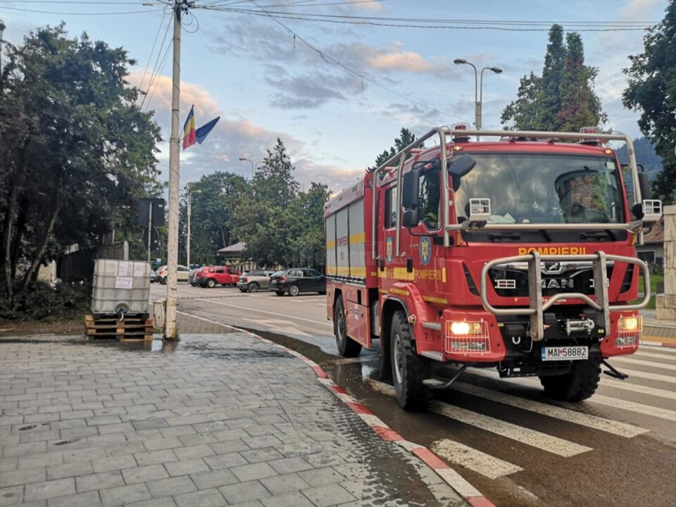 Pompierii militari suceveni răspund nevoilor cetățenilor din municipiul Câmpulung Moldovenesc și transportă apă menajeră, cu ajutorul autospecialelor