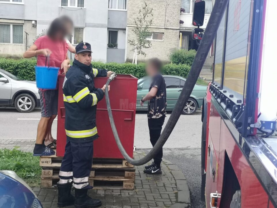 Pompierii militari suceveni răspund nevoilor cetățenilor din municipiul Câmpulung Moldovenesc și transportă apă menajeră, cu ajutorul autospecialelor