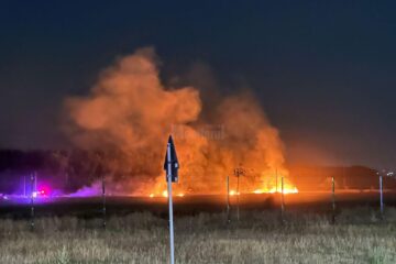 Trei sate fără curent după un incendiu de vegetație plecat de la un fir de medie tensiune care s-a rupt
