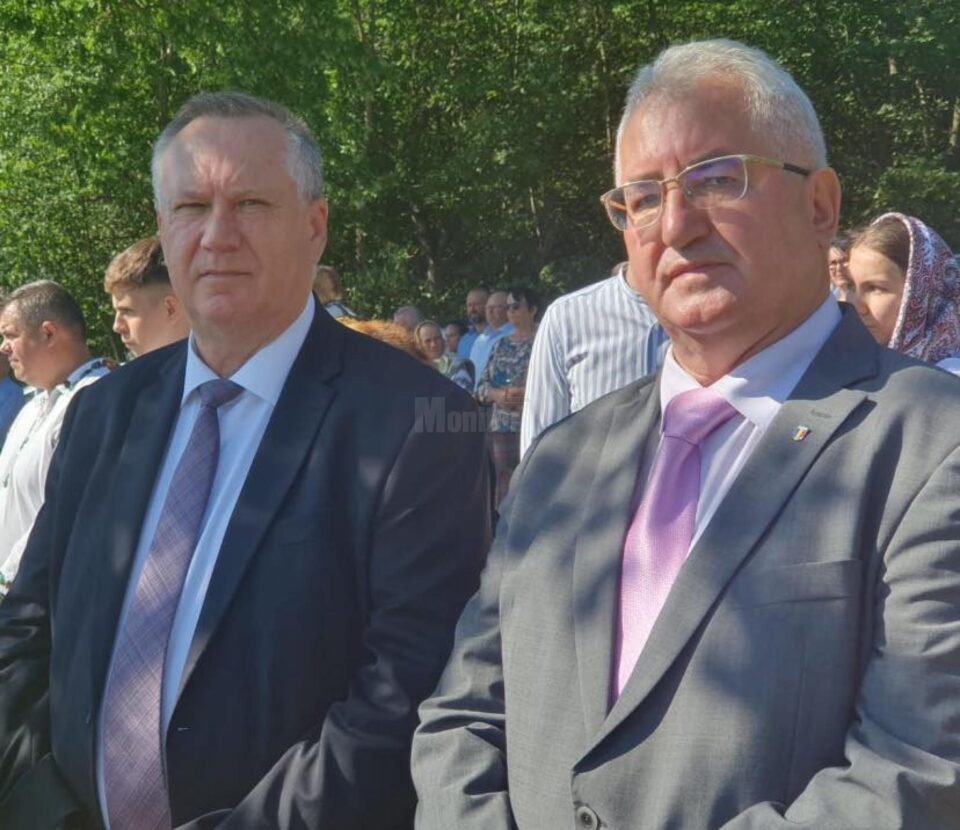 Primarul Ion Lungu și secretarul CL Suceava, Ioan Ciutac, la Schitul Mănăstioara