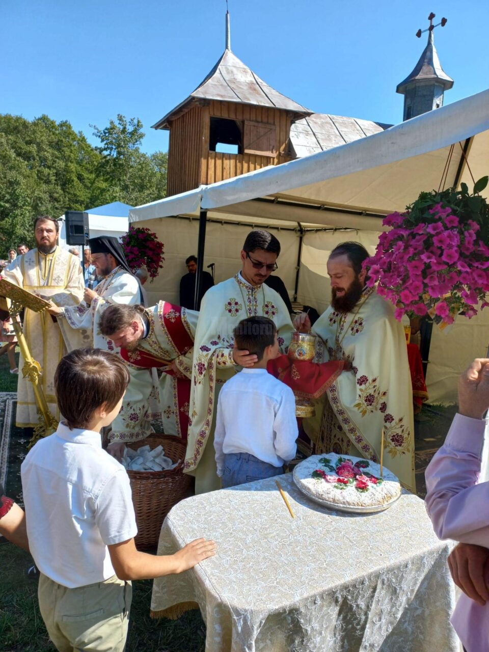 Slujba religioasă de „Schimbarea la față a Domnului”, la Schitul Mănăstioara, din Udești
