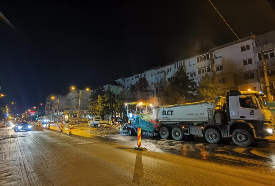 Lucrările de refacere a axului principal, în faza de turnare a asfaltului în zona Orizont
