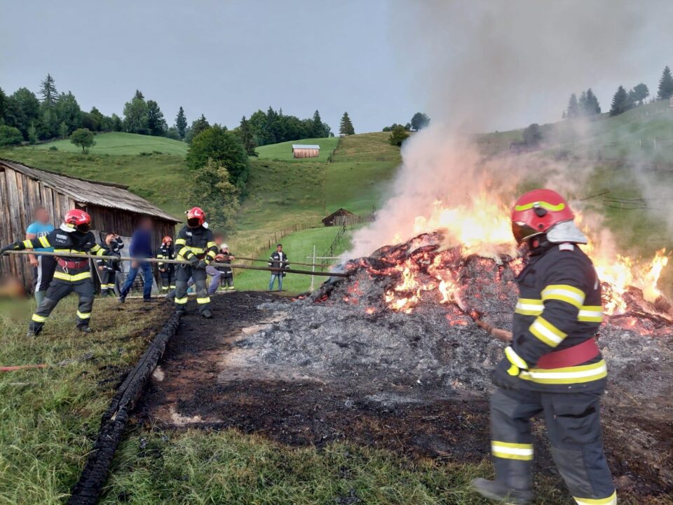Trăsnetele au provocat două incendii după furtunile de duminică