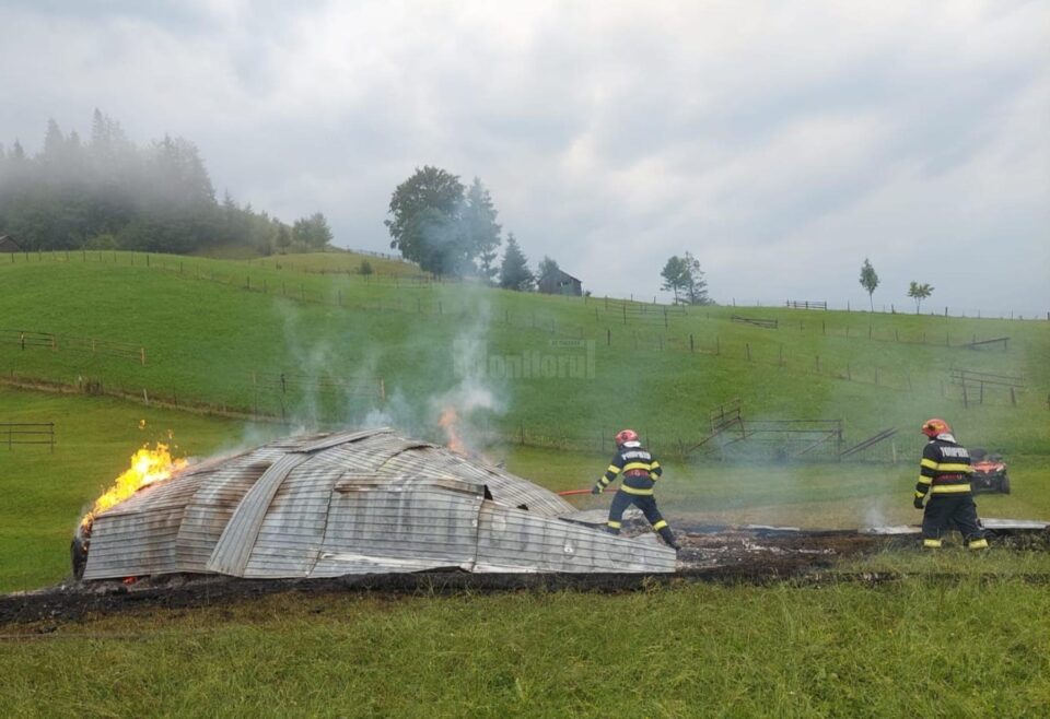 Trăsnetele au provocat două incendii după furtunile de duminică