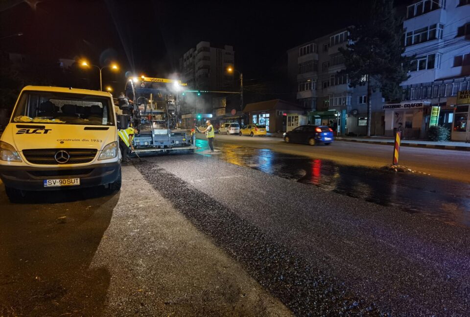 Lucrările de refacere a axului principal, în faza de turnare a asfaltului în zona Orizont
