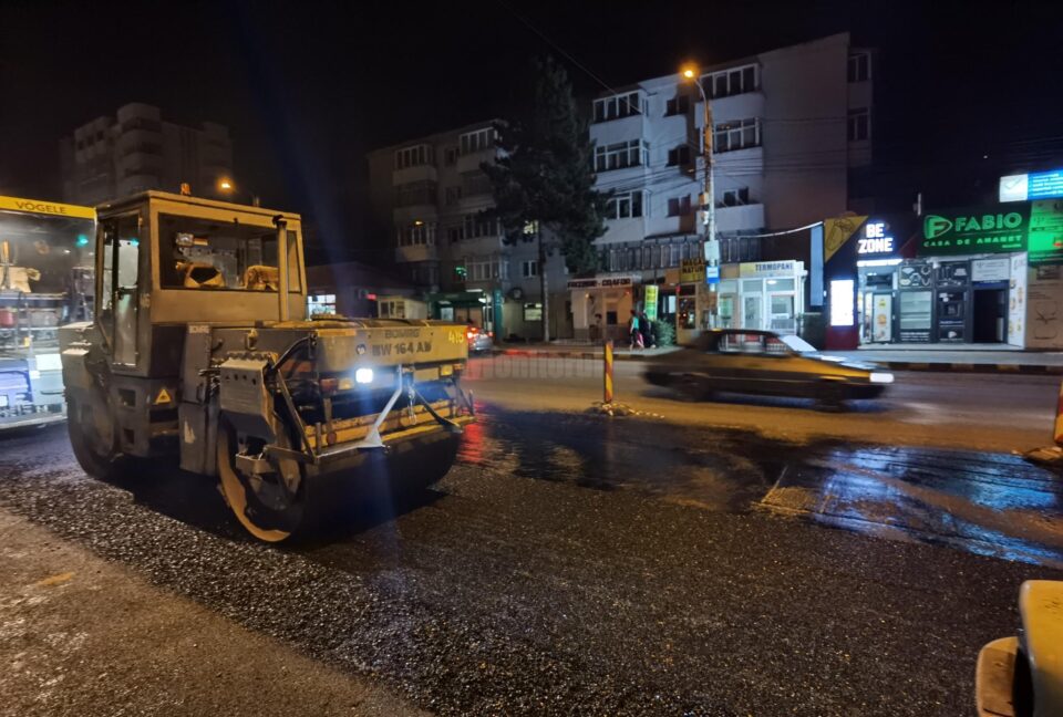 Lucrările de refacere a axului principal, în faza de turnare a asfaltului în zona Orizont
