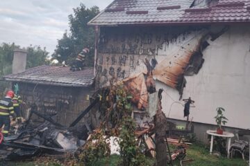 Incendiu puternic, extins de la o anexă la acoperișul unei case, pe strada Cernăuți din Suceava