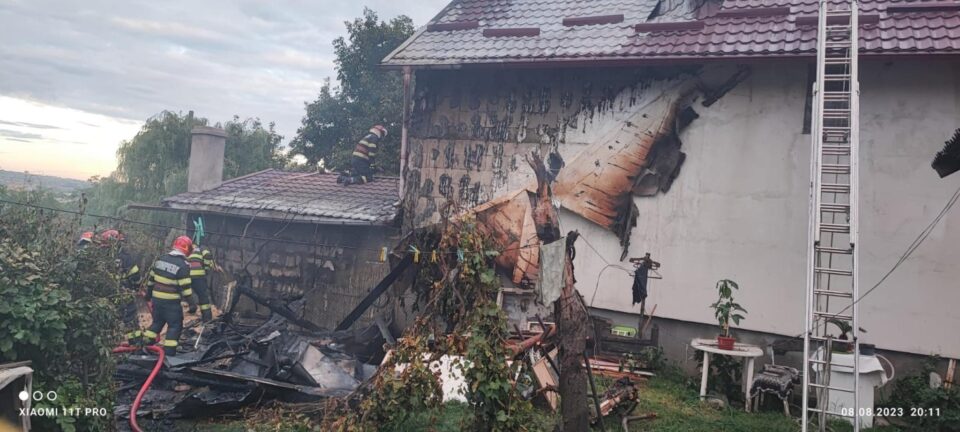 Incendiu puternic, extins de la o anexă la acoperișul unei case, pe strada Cernăuți din Suceava