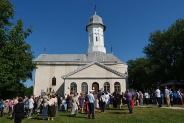 Credinciosi in curtea Manastirii Hagigadar
