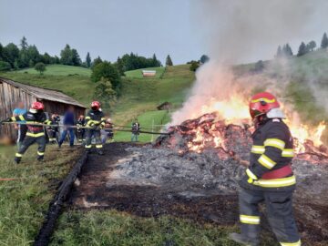 Trăsnetele au provocat două incendii după furtunile de duminică