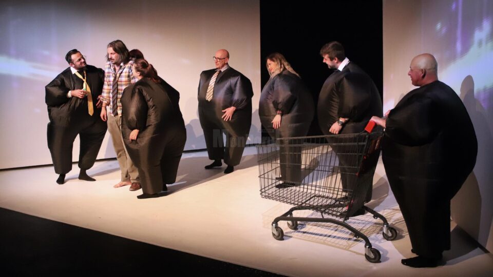 Spectacolul „Rinocerii” de Eugène Ionesco, în regia lui Alain Timár