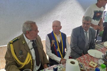 Veteranul Victor Șuleapă din Grămești, împreună cu președintele asociației Cultul Eroilor Suceava, col rtg. Neculai Niga
