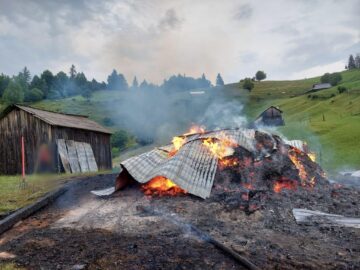 Trăsnetele au provocat două incendii după furtunile de duminică