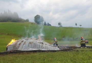 Trăsnetele au provocat două incendii după furtunile de duminică