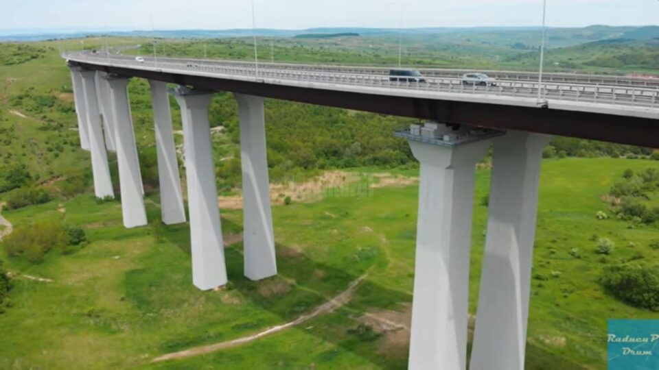 Viaductul care va fi realizat peste calea ferată, în cadrul tronsonului final al rutei ocolitoare, va avea lungimea de 1015 metri